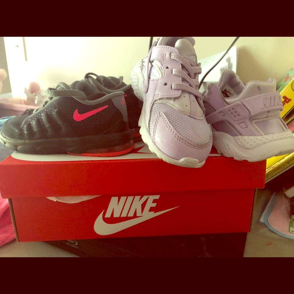 Toddler Nike’s 2 stylish sneakers ... 24 hr sale